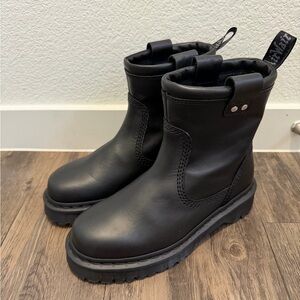 NWOT Dr Martens unisex Anistone lo chelsea boots in black leather women size 6